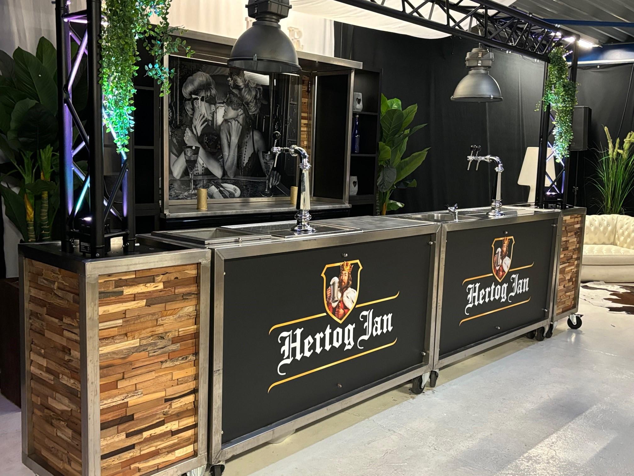 Complete Hertog Jan bar met tap, koeling en styling
