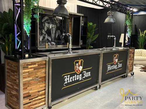 Complete Hertog Jan bar met tap, koeling en styling